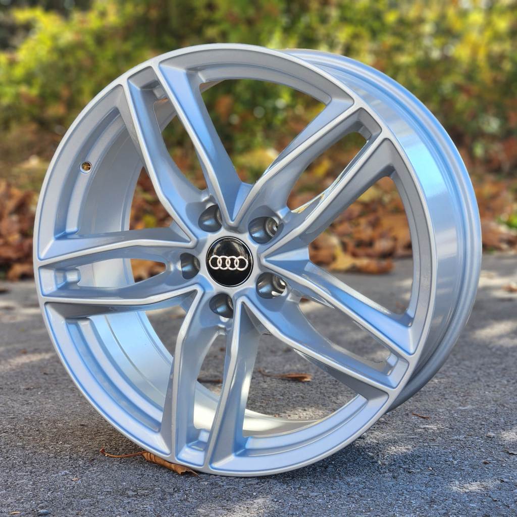 17X7.5 5X112 ET40 66.5 SILVER RS_BK690 Sofisticirani dizajn felge koji savršeno odgovara modelima njemačkih proizvođača vozila. ET40